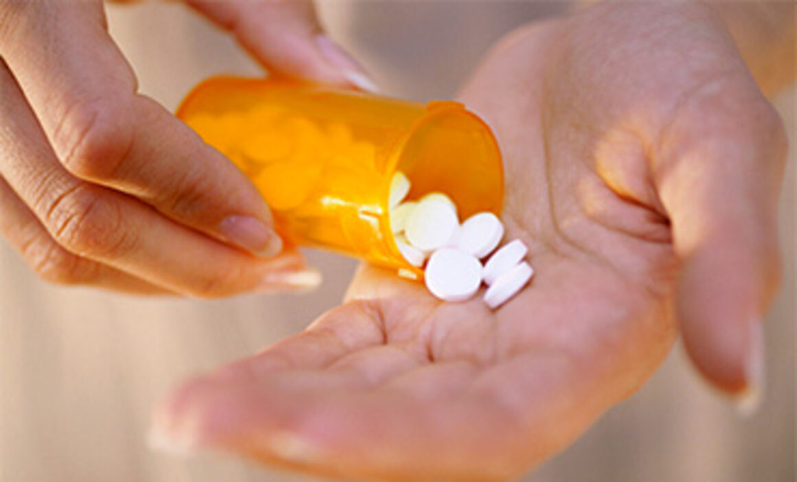 Pills in hand. © Istock